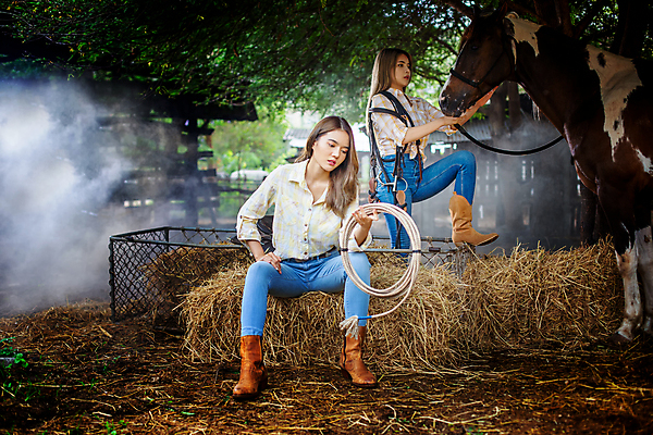 포토 JPG 해외이미지 주간 전신 여자 성인 야외 두명 말_동물 승마 카우보이복장 카우보이부츠 성인여자만 해외포토 자연요소 옷 스포츠 포유류 부츠 사람 여자만 성인만 파일형식 이미지허브