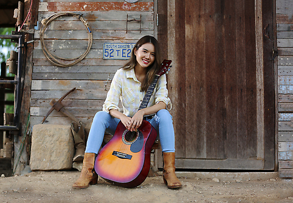 포토 JPG 해외이미지 주간 전신 여자 한명 성인 야외 기타 오두막 감성 카우보이복장 성인여자한명만 해외포토 자연요소 1 옷 컨셉 현악기 사람 여자한명만 성인여자만 파일형식 이미지허브