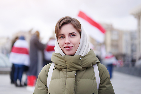 포토 JPG 해외이미지 여자 캠페인 이동 거리 한명 사람 야외 평화 자유 흰색 깃발 국기 군중 투표 선거 민주주의 심볼 반대 의견 시민 혁명 대통령 독립 벨로루시 스트라이크 연대 운동가 위기 정부 집회 항의 해외포토 1 컬러 컨셉 국민 파일형식 이미지허브
