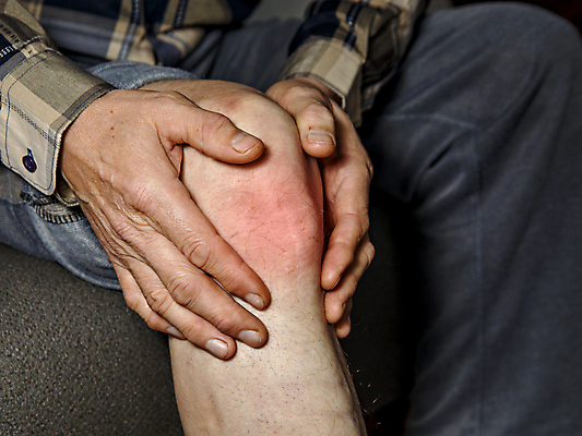 포토 JPG 해외이미지 남자 실내 한명 앉기 성인 앞모습 고통 하반신 잡기 무릎 무릎통증 성인남자한명만 해외포토 1 감정 뷰포인트 모션 사람 내부 신체부위 남자한명만 성인남자만 파일형식 이미지허브