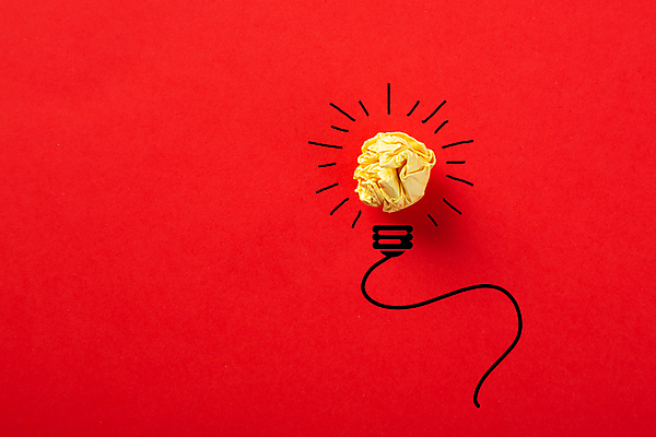 포토 JPG 해외이미지 아이디어 실내 사람없음 오브젝트 빨간배경 전구모양 종이뭉치 해외포토 모양 종이 백그라운드 컨셉 전구 내부 빨간색 뭉치 파일형식 이미지허브