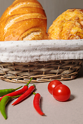 포토 JPG 해외이미지 열매 음식 빵 방울토마토 고추 새로움 파프리카 실내 건강 사람없음 빨간색 초록색 갈색 바구니 식사 시골 신선 뜨거움 양념 황금 횡단보도 인스턴트 낟알 밀 굽기 향신료 날카로움 덩어리 건강식 연소 숙성 영양분 정물화 해외포토 식물 컬러 컨셉 토마토 채소 곡류 내부 보행로 구이 그림 향미료 파일형식 이미지허브