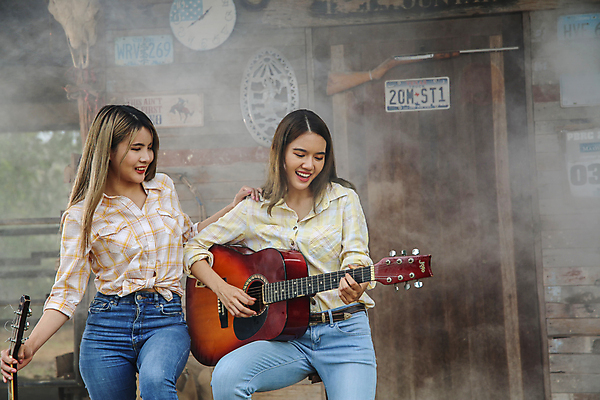 포토 JPG 해외이미지 주간 여자 연주 들기 성인 야외 두명 기타 승마 카우보이복장 카우보이부츠 성인여자만 해외포토 자연요소 옷 음악 스포츠 모션 현악기 부츠 사람 여자만 성인만 파일형식 이미지허브