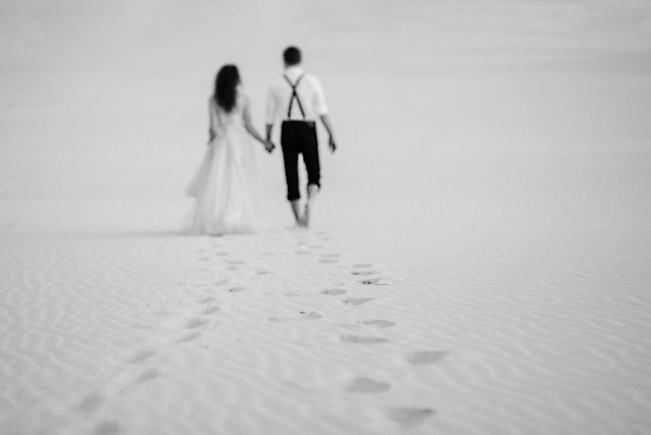 포토 JPG 해외이미지 나무 헤어스타일 커플 드레스 남자 모래 바다 분홍색 셔츠 바지 맨발 하늘 날리기 바람 수염 함께함 두명 물 파란색 달리기 검은색 산책 기쁨 사막 자유 흰색 청바지 발자국 해외포토 자연요소 식물 옷 감정 컬러 컨셉 상의 관계 자국 모션 발 하의 날씨 휴식 사람 파일형식 이미지허브