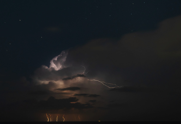 포토 JPG 해외이미지 구름 바다 자연 하늘 날씨 사람없음 빛 어둠 힘 야간 위험 번개 지중해 볼트 폭풍 뇌우 스트라이크 해외포토 자연요소 컨셉 공구 생태계 파일형식 이미지허브