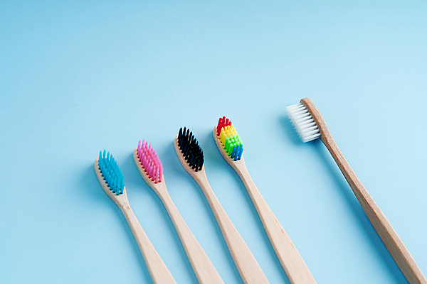 포토 JPG 해외이미지 사람없음 칫솔 에코 친환경 파란배경 일렬 에코라이프 위생관리 친환경제품 카피스페이스 대나무칫솔 다회용품 해외포토 라이프스타일 백그라운드 관리 파란색 위생용품 환경 공백 재활용품 파일형식 이미지허브