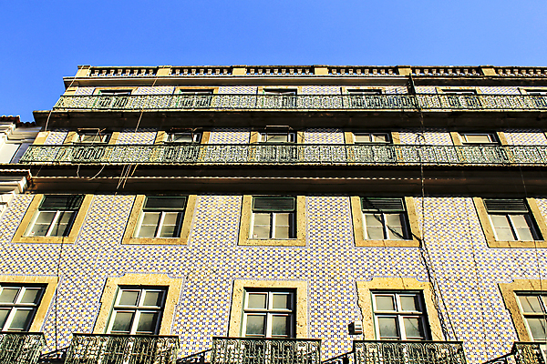 포토 JPG 해외이미지 전통 디자인 백그라운드 가로등 건축양식 창문 부동산 거리 아파트 주택 사람없음 건물 가로 컬러풀 문 수확 골동품 발코니 등불 램프 도시 역사 플랫 포르투갈 타일 장면 시티라이프 지역 고립 리스본 옛날 웅장함 합판 해외포토 라이프스타일 건축물 공공시설 건축 유럽 컬러 농업 조명 재산 파일형식 이미지허브