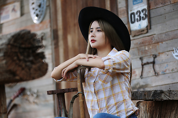 포토 JPG 해외이미지 주간 여자 한명 상반신 성인 야외 기타 오두막 감성 카우보이복장 성인여자한명만 해외포토 자연요소 1 옷 컨셉 현악기 사람 여자한명만 성인여자만 파일형식 이미지허브