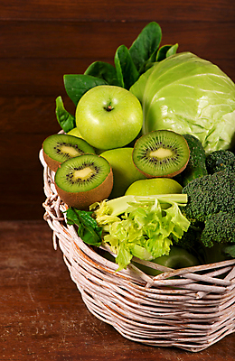 포토 JPG 해외이미지 잎 채소 과일 양파 오이 파프리카 파슬리 사람없음 초록색 바구니 사과 상추 브로콜리 담기 청사과 나무배경 해외포토 식물 컬러 백그라운드 모션 파일형식 이미지허브