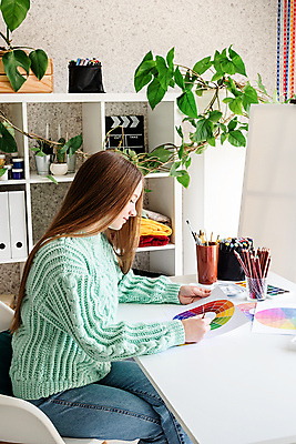 포토 JPG 해외이미지 백인 여자 실내 한명 들기 앉기 상반신 성인 다리꼬기 그리기 컬러리스트 성인여자한명만 해외포토 컬러칩 서양인 직업 1 모션 사람 내부 여자한명만 성인여자만 파일형식 이미지허브