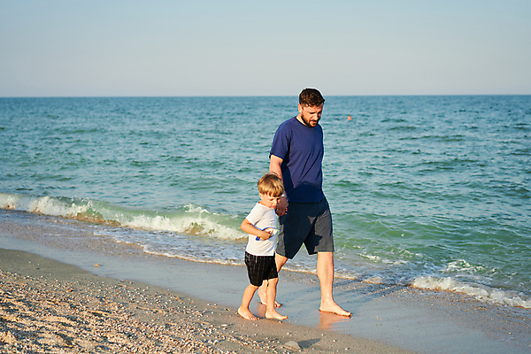 포토 JPG 해외이미지 전신 백인 라이프스타일 손 남자 행복 아들 어린이 바다 여행 2 장난 관계 놀이 휴가 함께함 사람 소년 야외 두명 걷기 기쁨 잡기 아빠 주말 해외포토 서양인 감정 컨셉 가족 모션 생활 신체부위 파일형식 이미지허브
