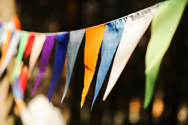 포토 JPG 해외이미지 나무 배너 기념일 행복 밧줄 줄 휴가 기념 매달리기 이벤트 사람없음 야외 장식 파티 축제 화환 덮개 축하 깃발 직물 인사 생일 삼각형 묶기 잔치 초대 공평 줄서기 해외포토 도형 식물 꽃 감정 컨셉 모션 뚜껑 예절 파일형식 이미지허브