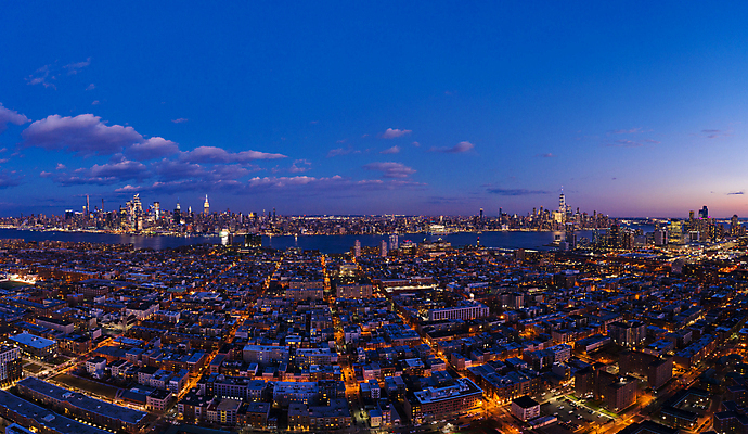 포토 JPG 해외이미지 구름 여행 건축양식 하늘 안테나 사람없음 건물 강 도시풍경 고층빌딩 미국 일몰 새벽 도시 도심 야간 저녁 뉴욕 스카이라인 맨해튼 빛망울 조감도 허드슨강 해외포토 자연요소 건축물 건축 북아메리카 통신 풍경 빌딩 빛 노을 파일형식 이미지허브