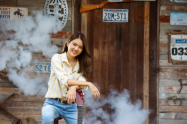 포토 JPG 해외이미지 주간 여자 한명 상반신 성인 야외 기타 오두막 감성 카우보이복장 성인여자한명만 해외포토 자연요소 1 옷 컨셉 현악기 사람 여자한명만 성인여자만 파일형식 이미지허브