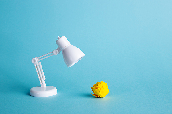 포토 JPG 해외이미지 아이디어 실내 사람없음 스탠드 오브젝트 파란배경 종이뭉치 해외포토 종이 백그라운드 컨셉 조명 내부 파란색 뭉치 파일형식 이미지허브