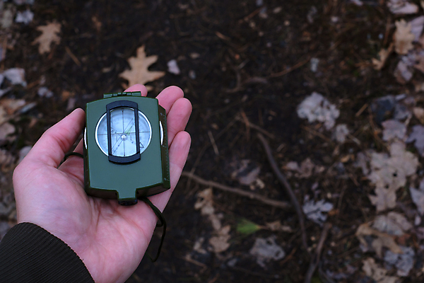 포토 JPG 해외이미지 백인 손 줄 자국 자연 항해 손바닥 사람 사람없음 글로벌 하이킹 탐험 덮개 기구 잡기 플랫 숲 나침반 땅 방향 준비 다이얼 탐사 네비게이션 발견 삼림지대 오리엔테이션 작전 생존 정확 해외포토 서양인 컨셉 배_교통 모션 레저 신체부위 뚜껑 생태계 파일형식 이미지허브