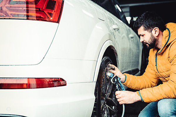 포토 JPG 해외이미지 자동차 한명 들기 상반신 성인 옆모습 잡기 씻기 타이어 호스 걸레 닦기 웅크림 세차 성인남자한명만 손세차 해외포토 1 육상교통 뷰포인트 모션 사람 청결 청소도구 남자한명만 성인남자만 파일형식 이미지허브