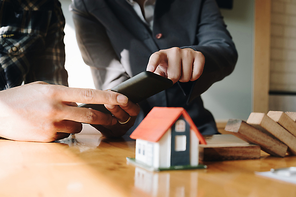 포토 JPG 해외이미지 백인 손 남자 부동산 실내 한명 들기 상반신 성인 신체부위 비즈니스맨 계약 건축모형 나무탁자 도미노 부동산중개사 성인남자한명만 해외포토 서양인 직업 1 비즈니스 모션 탁자 사람 내부 모형 직장인 재산 남자한명만 성인남자만 파일형식 이미지허브