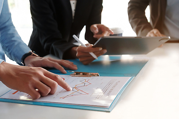 포토 JPG 해외이미지 컨셉 상의 회사 비즈니스 사업가 통신 그래프 설계 협상 사람 사람없음 금융 사무실 세일 공연 작업 결과 계획 토론 분석 확인 서비스 보고서 컨설턴트 경영자 문서 수익 감독관 평가 회계 경영 계좌 마케팅 방법 예산 지원 프로젝트 회계사 비용 브레인스토밍 해외포토 직업 옷 이벤트 경제 전문직 상담 리더 파일형식 이미지허브