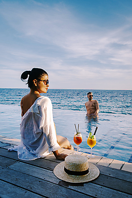 포토 JPG 해외이미지 주간 백인 커플 응시 여자 남자 수영복 하늘 호텔 야외수영장 앉기 상반신 성인 야외 두명 앞모습 뒷모습 바캉스 신혼여행 칵테일 성인만 호캉스 해외포토 자연요소 서양인 시선 옷 뷰포인트 결혼 관계 모션 숙소 휴가 주류 수영장 사람 파일형식 이미지허브