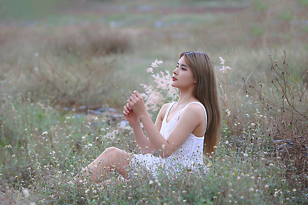 포토 JPG 해외이미지 주간 전신 여자 자연 한명 초원 성인 야외 감성 성인여자한명만 해외포토 자연요소 1 컨셉 사람 생태계 여자한명만 성인여자만 파일형식 이미지허브