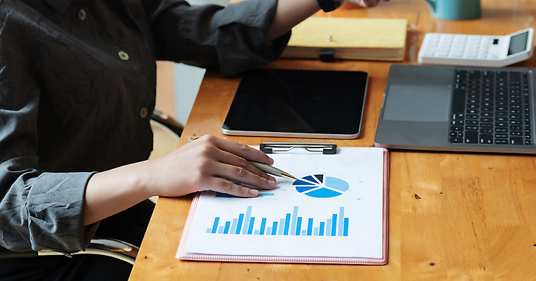 포토 JPG 해외이미지 여자 비즈니스 통계 성공 회의 그래프 설계 아이디어 직장 협상 설명 사람없음 금융 노트북 사무실 공책 가리킴 업무 작업 비즈니스맨 비즈니스우먼 그룹 계획 상담원 토론 사이버 분석 보고서 문서 투자 해결 회계 개발 거짓 경영 계좌 마케팅 프로젝트 해외포토 남자 컨셉 회사 모션 문구용품 사람 손짓 경제 전자제품 직장인 사무원 파일형식 이미지허브