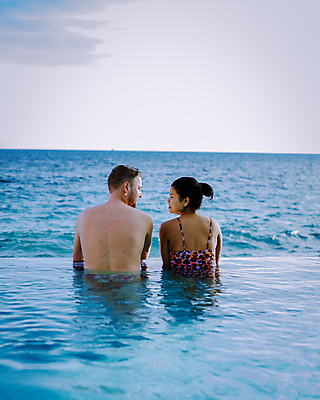 포토 JPG 해외이미지 주간 백인 여자 남자 수영복 바다 하늘 호텔 야외수영장 상반신 성인 야외 두명 바캉스 마주보기 신혼여행 성인만 호캉스 해외포토 자연요소 서양인 옷 결혼 모션 숙소 휴가 수영장 사람 파일형식 이미지허브