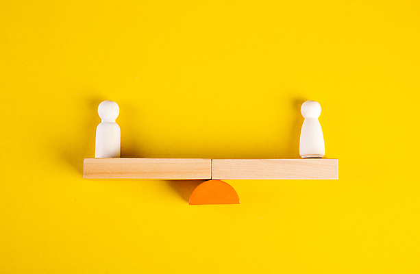 포토 JPG 해외이미지 아이디어 실내 사람없음 말_게임 균형 오브젝트 시소 노란배경 평등 나무블록 양성평등 해외포토 백그라운드 컨셉 내부 목재 노란색 블록 게임 놀이기구 파일형식 이미지허브