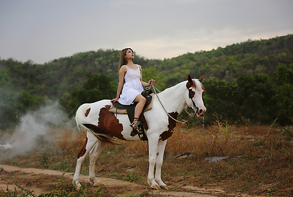 포토 JPG 해외이미지 주간 한마리 여자 한명 성인 야외 말_동물 승마 성인여자한명만 해외포토 자연요소 1 스포츠 포유류 사람 여자한명만 성인여자만 파일형식 이미지허브