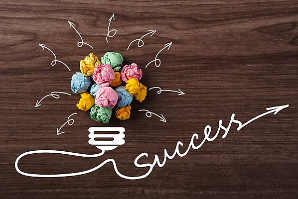 포토 JPG 해외이미지 손글씨 영어 화살표 성공 아이디어 실내 사람없음 오브젝트 전구모양 종이뭉치 나무배경 해외포토 모양 문자 종이 백그라운드 컨셉 전구 내부 뭉치 파일형식 이미지허브