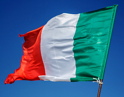 포토 JPG 해외이미지 배너 유럽 스포츠 백그라운드 곡선 하늘 기념 사람없음 초록색 파란색 축구 이탈리아 덮개 깃발 로마 실크 심볼 사인 군용 깃대 잔물결 전국 정부 추모 표준 해외포토 나라 물결 선 컬러 군대 구기 뚜껑 직물 파일형식 이미지허브