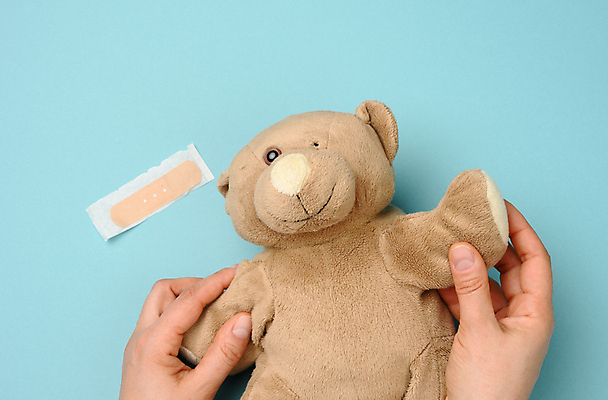 포토 JPG 해외이미지 손 하늘색 신체부위 치료 갈색 곰인형 잡기 반창고 해외포토 인형 컬러 의학 모션 사람 파란색 의료용품 파일형식 이미지허브