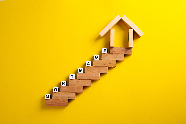 포토 JPG 해외이미지 부동산 실내 사람없음 하이앵글 노란배경 모기지 모기지론 집모양 나무블록 해외포토 모양 뷰포인트 백그라운드 내부 목재 노란색 블록 재산 파일형식 이미지허브