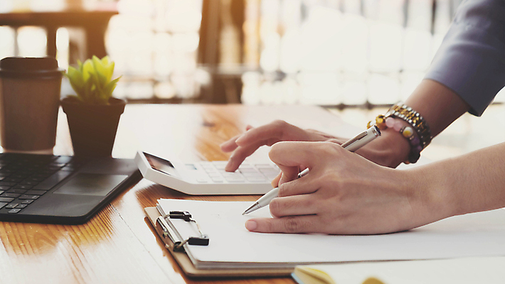 포토 JPG 해외이미지 직업 손 여자 종이 컨셉 인터넷 회사 비즈니스 통신 청소년 탁자 무선통신 실내 한명 사람 앉기 성인 사람없음 신체부위 가로 금융 노트북 컴퓨터 컬러풀 사무실 펜 계산기 작업 비즈니스우먼 연결 책상 문서 투자 세금 예산 여자만 여자한명만 성인만 해외포토 1 컬러 가구 모션 문구용품 내부 경제 전자제품 필기구 장비 직장인 파일형식 이미지허브