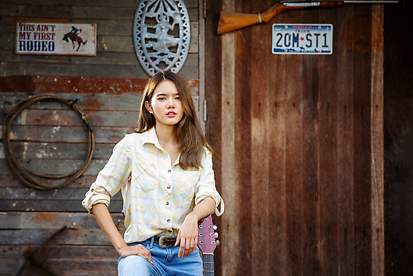 포토 JPG 해외이미지 주간 여자 한명 성인 야외 오두막 감성 카우보이복장 성인여자한명만 해외포토 자연요소 1 옷 컨셉 사람 여자한명만 성인여자만 파일형식 이미지허브