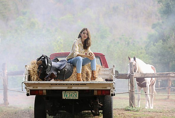 포토 JPG 해외이미지 주간 한마리 여자 한명 성인 야외 말_동물 승마 성인여자한명만 해외포토 자연요소 1 스포츠 포유류 사람 여자한명만 성인여자만 파일형식 이미지허브