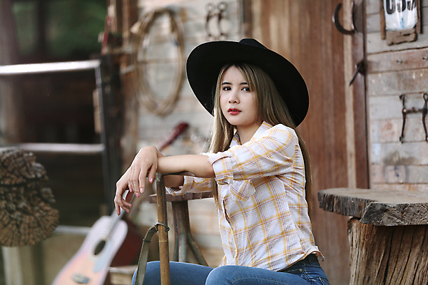 포토 JPG 해외이미지 주간 여자 한명 상반신 성인 야외 기타 오두막 감성 카우보이복장 성인여자한명만 해외포토 자연요소 1 옷 컨셉 현악기 사람 여자한명만 성인여자만 파일형식 이미지허브