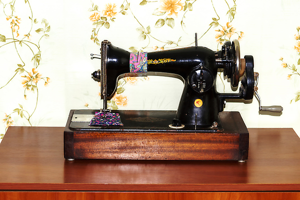 포토 JPG 해외이미지 모델 전통 손 디자인 옷 산업 백그라운드 주택 취미 사람없음 목재 유행 금속 기계 수확 골동품 흰색 기구 도구 공구 직물 업무 실 클래식 바느질 공예 묘사 오브젝트 복고 땀 실타래 자수 수공예 재단 재단사 고립 옛날 중고 철강 핸드메이드 해외포토 나무 직업 컬러 컨셉 농업 재료 재질 건물 신체부위 작업 파일형식 이미지허브