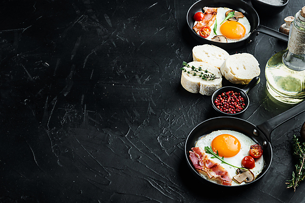 포토 JPG 해외이미지 음식 빵 방울토마토 사람없음 하이앵글 계란 버섯 프라이팬 계란프라이 계란요리 허브 브런치 양송이 베이컨 카피스페이스 해외포토 식물 뷰포인트 토마토 주방용품 돼지고기 요리 알 식사 공백 파일형식 이미지허브