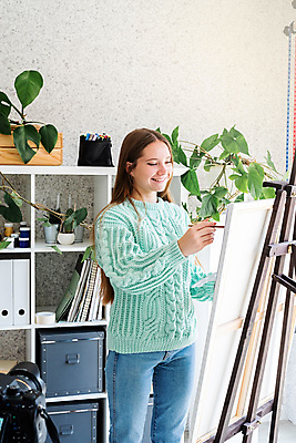 포토 JPG 해외이미지 백인 여자 실내 한명 서기 미소 들기 상반신 성인 옆모습 그리기 이젤 성인여자한명만 해외포토 서양인 1 뷰포인트 모션 표정 사람 내부 미술도구 여자한명만 성인여자만 파일형식 이미지허브