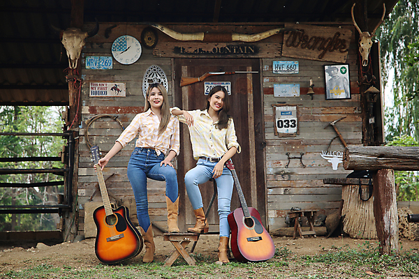 포토 JPG 해외이미지 주간 전신 여자 연주 들기 성인 야외 두명 기타 승마 카우보이복장 카우보이부츠 성인여자만 해외포토 자연요소 옷 음악 스포츠 모션 현악기 부츠 사람 여자만 성인만 파일형식 이미지허브