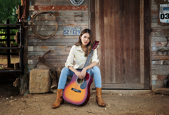 포토 JPG 해외이미지 주간 전신 여자 한명 성인 야외 기타 오두막 감성 카우보이복장 성인여자한명만 해외포토 자연요소 1 옷 컨셉 현악기 사람 여자한명만 성인여자만 파일형식 이미지허브