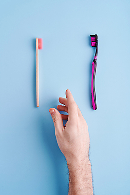 포토 JPG 해외이미지 손 사람없음 신체부위 잡기 선택 칫솔 플라스틱 에코 친환경 파란배경 에코라이프 위생관리 친환경제품 대나무칫솔 다회용품 해외포토 라이프스타일 백그라운드 컨셉 모션 재질 관리 사람 파란색 위생용품 환경 재활용품 파일형식 이미지허브