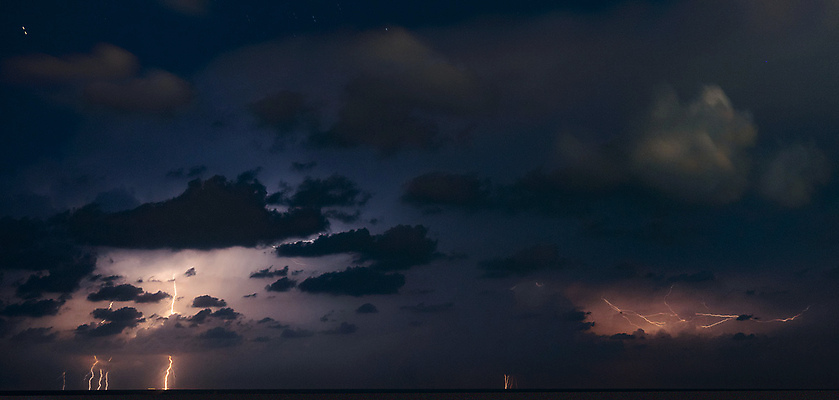 포토 JPG 해외이미지 구름 바다 자연 하늘 날씨 사람없음 빛 어둠 힘 야간 위험 번개 지중해 볼트 폭풍 뇌우 스트라이크 해외포토 자연요소 컨셉 공구 생태계 파일형식 이미지허브