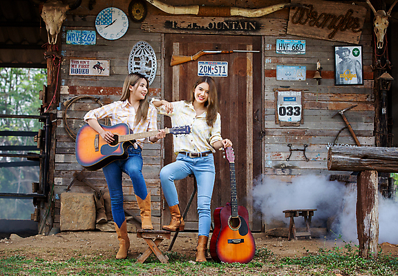 포토 JPG 해외이미지 주간 전신 여자 연주 들기 성인 야외 두명 기타 승마 카우보이복장 카우보이부츠 성인여자만 해외포토 자연요소 옷 음악 스포츠 모션 현악기 부츠 사람 여자만 성인만 파일형식 이미지허브