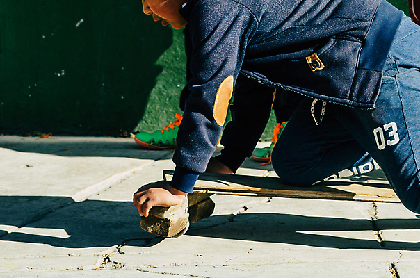 포토 JPG 해외이미지 백인 응시 남자 얼굴 어린이 벽 가족 놀이 거리 사람 앉기 소년 사람없음 목재 검은색 어둠 외침 고통 스케이트 슬픔 표현 좌절 가난 배고픔 복고 문제 거지 노숙자 결백 우울증 혼자 해외포토 서양인 나무 시선 감정 스포츠용품 컬러 컨셉 재료 관계 모션 신체부위 소리 질병 파일형식 이미지허브