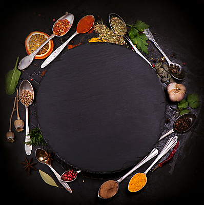 포토 JPG 해외이미지 백그라운드 오렌지 프레임 건조 마늘 사람없음 숟가락 검은색 가루 허브 통후추 카피스페이스 팔각회향 해외포토 식물 컬러 채소 과일 수저 공백 향신료 후추 파일형식 이미지허브