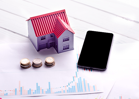 포토 JPG 해외이미지 영어 부동산 실내 사람없음 단어 스마트폰 동전 흰배경 건축모형 동전탑 주가표 해외포토 문자 백그라운드 돈 내부 핸드폰 스마트기기 쌓기 모형 흰색 재산 파일형식 이미지허브