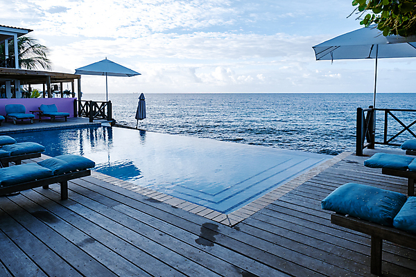 포토 JPG 해외이미지 주간 바다 하늘 호텔 리조트 야외수영장 사람없음 야외 바캉스 파라솔 휴양지 선베드 호캉스 해외포토 자연요소 의자 숙소 휴가 수영장 장소 파일형식 이미지허브