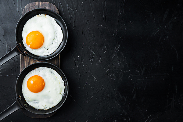 포토 JPG 해외이미지 음식 사람없음 하이앵글 계란 검은색 프라이팬 계란프라이 계란요리 나무도마 카피스페이스 해외포토 뷰포인트 컬러 주방용품 도마 요리 목재 알 공백 파일형식 이미지허브